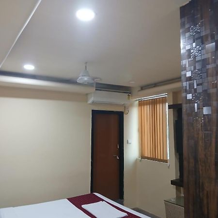 Blossoms Room Hotel Alekhya Residency- Luxury Lollection ハイデラバード エクステリア 写真