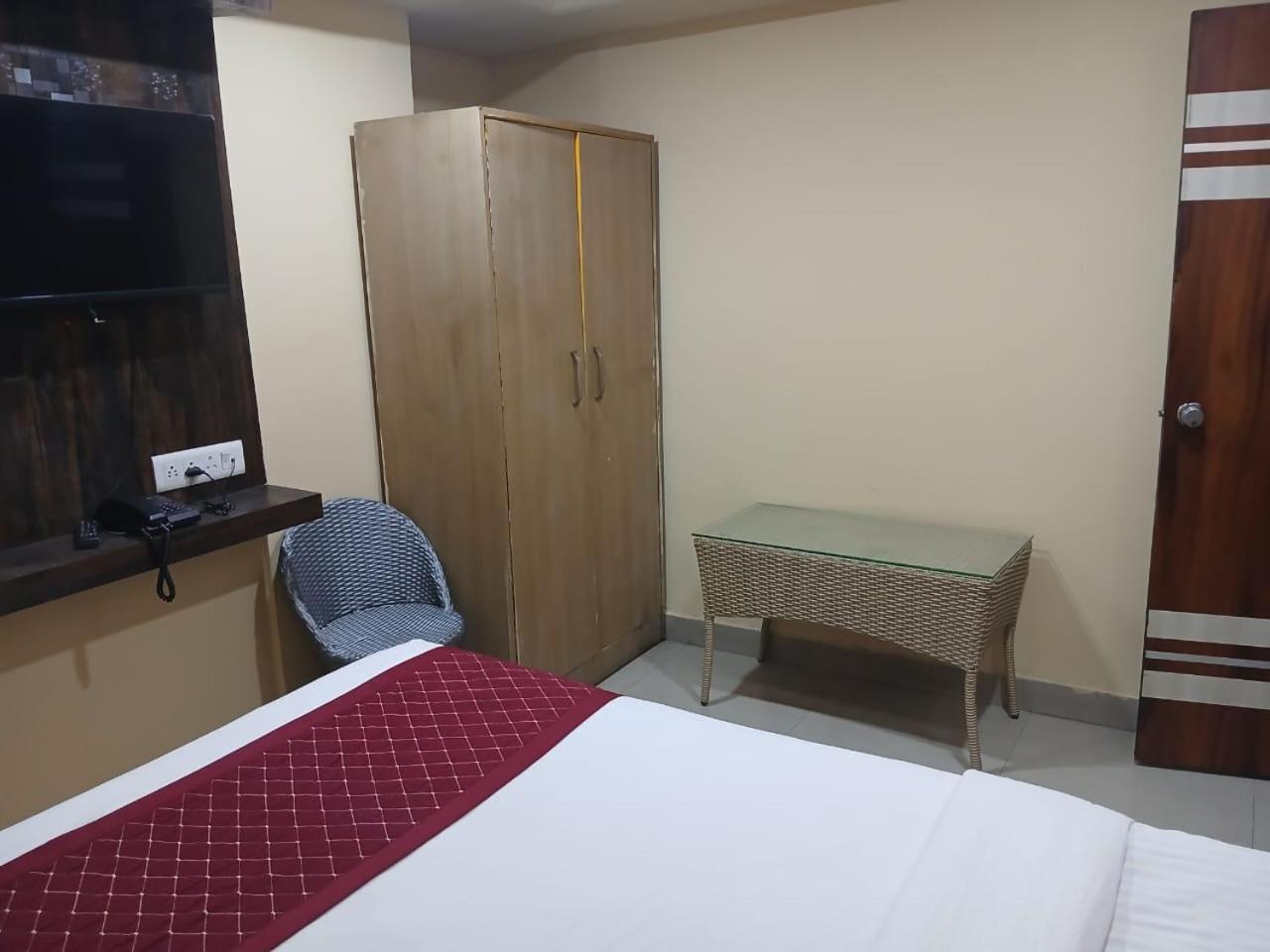 Blossoms Room Hotel Alekhya Residency- Luxury Lollection ハイデラバード エクステリア 写真