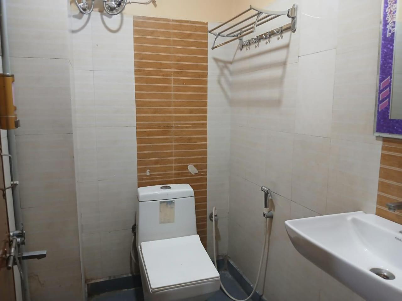 Blossoms Room Hotel Alekhya Residency- Luxury Lollection ハイデラバード エクステリア 写真