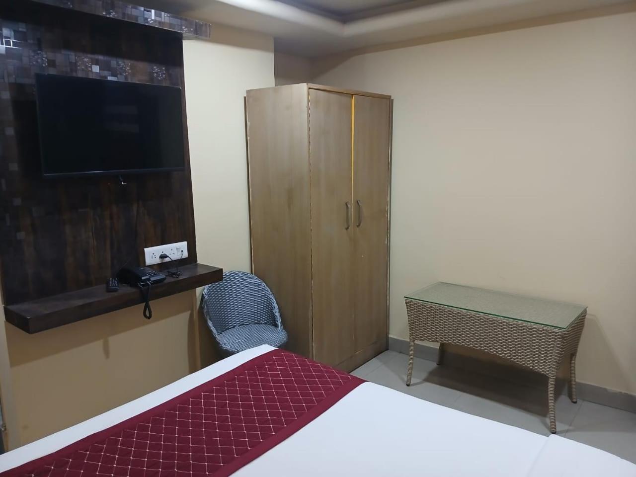 Blossoms Room Hotel Alekhya Residency- Luxury Lollection ハイデラバード エクステリア 写真