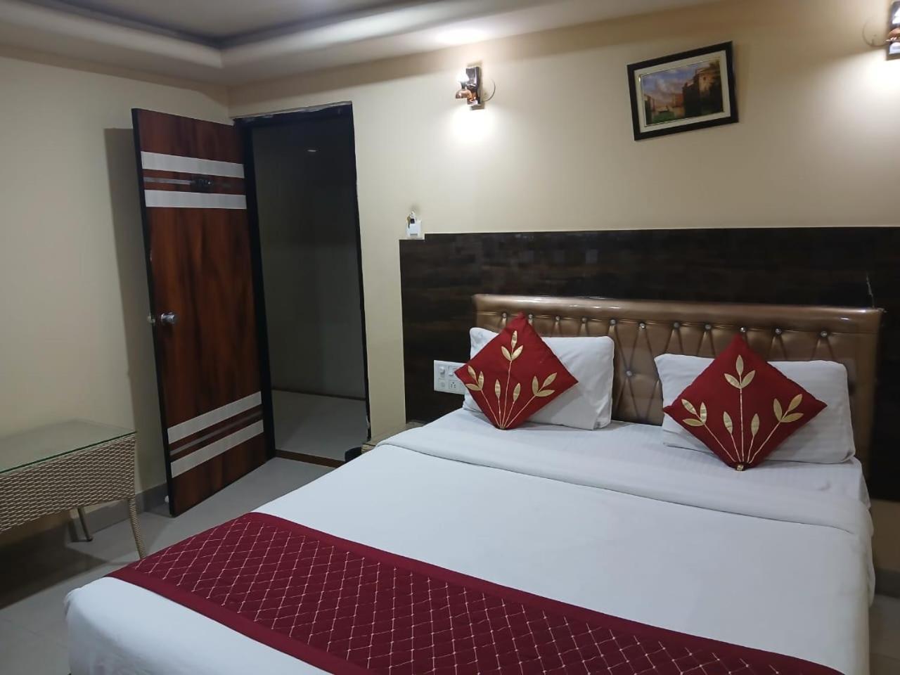 Blossoms Room Hotel Alekhya Residency- Luxury Lollection ハイデラバード エクステリア 写真