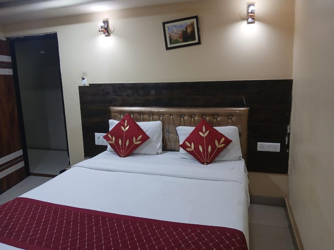 Blossoms Room Hotel Alekhya Residency- Luxury Lollection ハイデラバード エクステリア 写真