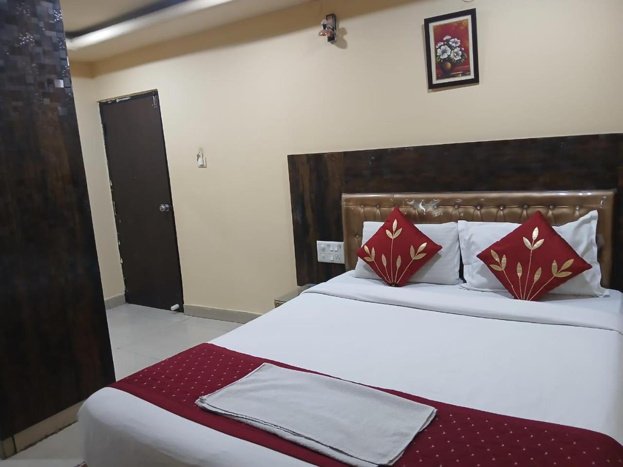 Blossoms Room Hotel Alekhya Residency- Luxury Lollection ハイデラバード エクステリア 写真