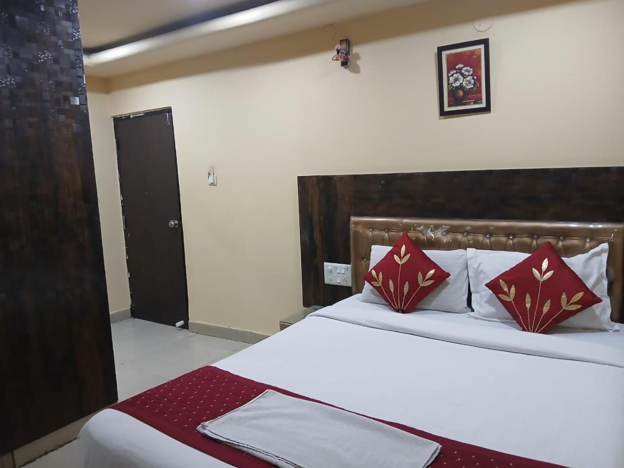 Blossoms Room Hotel Alekhya Residency- Luxury Lollection ハイデラバード エクステリア 写真